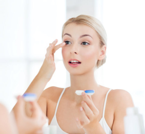 woman wearing contacts